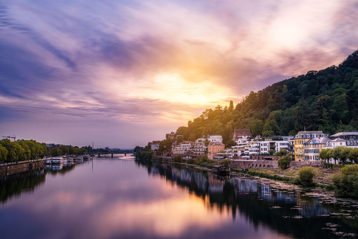 Blick über den Neckar auf Heidelberg im Abendlicht